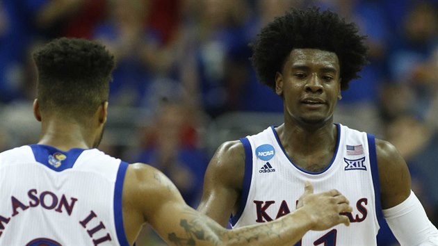 Frank Mason III. a Josh Jackson slav povedenou akci Kansasu.