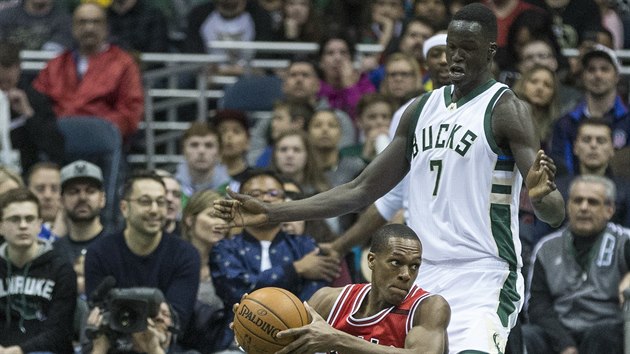 Rajon Rondo (dole) z Chicaga se sna rozehrt, brn ho Thon Maker z Milwaukee.