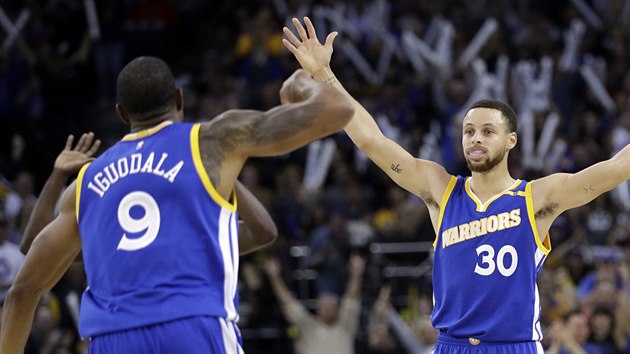 Andre Iguodala (vlevo) a Stephen Curry oslavuj akci Golden State.