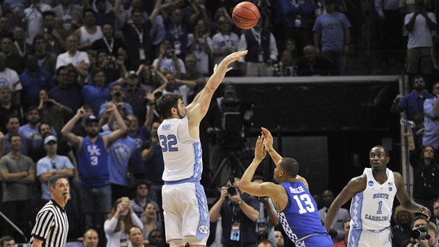 Luke Maye (vlevo) touto stelou poslal North Carolinu do Final Four NCAA. Brnil ho Isaiah Briscoe z Kentucky.