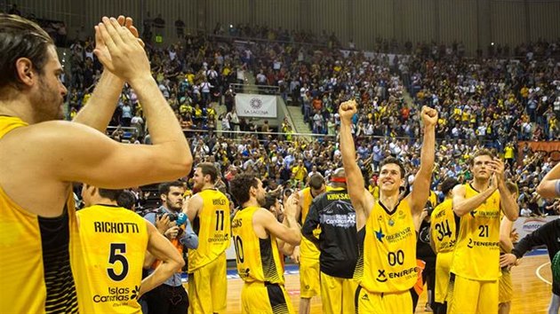 Basketbalist Iberostar Tenerife slav postup do semifinle Ligy mistr. S slem 00 rozehrva Rodrigo San Miguel de la Iglesia.