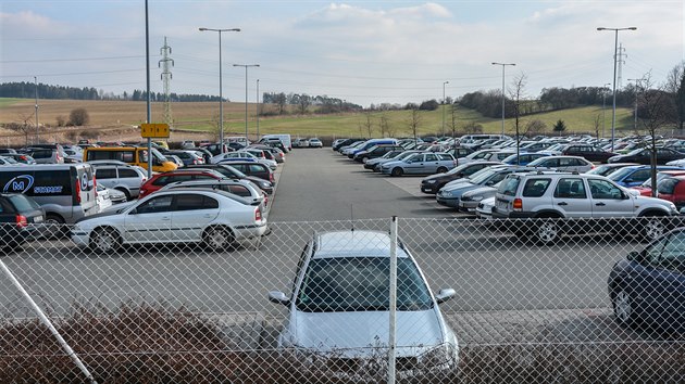 Vedle automobilky stoj hned nkolik parkovi. Jene k nim vede jedin silnice, kter se rychle ucpe.