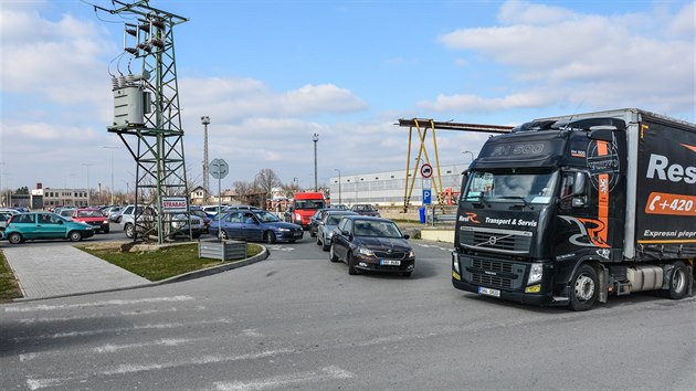 Jedin silnice k automobilce se rychle ucpe. Poslednm zamstnancm trv odjezd i destky minut.