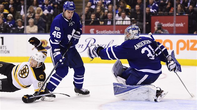 tonk Bostonu David Pastrk (vlevo) pad po souboji s obrncem Toronta Romanem Polkem, situaci pihl glman Frederik Andersen.