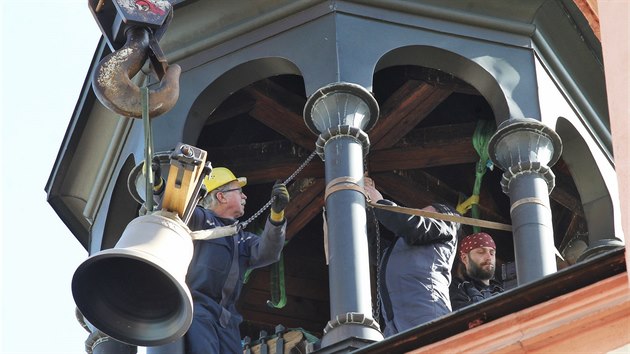 mskokatolick kostel Poven sv. Ke v Dn - umisovn zvon do zvonice.