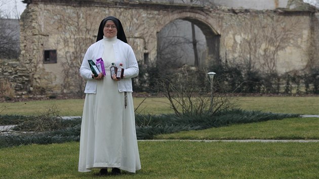 Sestra Benedikta s klternmi produkty.
