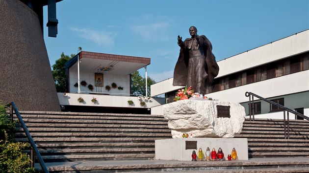 Karol Wojtyla, pape Jan Pavel II., v jeho jurisdikci Nov Hu byla, zastupoval obyvatele Nov Huti na adech, kde dal o stavbu kostela, kter vcm v mst chybl. 