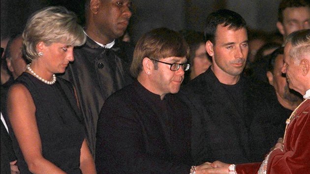 Princezna Diana a Elton John s partnerem na pohbu nvrhe Gianniho Versace (Milno, 22. ervence 1997)