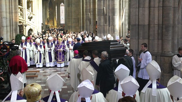 Lid se v Katedrle svatho Vta naposledy rozlouili s kardinlem Vlkem (25. 3. 2017).