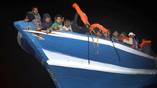 Migranti z peplnné lod volají o pomoc u beh Libye. (29.3. 2017)