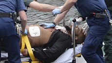 Záchranáři ošetřují muže podezřelého z útoku u britského parlamentu (22. března... Záchranáři ošetřují muže podezřelého z útoku u britského parlamentu (22. března...