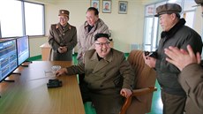 Severokorejský vdce Kim ong-un slaví test nového raketového motoru (19....