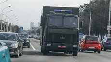 Policejní vozy jsou pipraveny na zásah bhem demonstrace v Minsku
