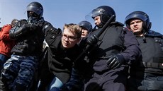 Policie zasahuje proti opoziční demonstraci v centru Moskvy (26. března 2017) Policie zasahuje proti opoziční demonstraci v centru Moskvy (26. března 2017)