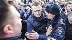 Ruská policie zatýká opoziního pedáka Alexeje Navalného. (26. bezna 2017)