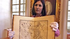 Kurátorka Petra Jadlovská představuje první vydání slavné knihy Uranometria od... Kurátorka Petra Jadlovská představuje první vydání slavné knihy Uranometria od...
