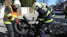 V Dolních Poernicích se stala nehoda auta a motorky, ta zaala hoet (26....