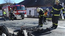 V Dolních Počernicích se stala nehoda auta a motorky, ta začala hořet (26.... V Dolních Počernicích se stala nehoda auta a motorky, ta začala hořet (26....