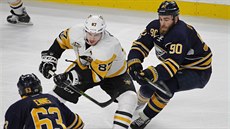 Sidney Crosby z Pittsburghu sleduje puk v obklíčení buffalských útočníků Tylera... Sidney Crosby z Pittsburghu sleduje puk v obklíčení buffalských útočníků Tylera...