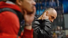 Zklamaný třinecký kouč Vladimír Kýhos. Jeho svěřenci prohráli ve čtvrtfinále s... Zklamaný třinecký kouč Vladimír Kýhos. Jeho svěřenci prohráli ve čtvrtfinále s...