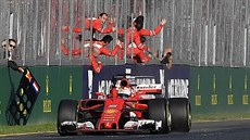 RADOST FERRARI. Sebastian Vettel projídí vítzn cílem Velké ceny Austrálie F1.