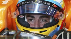 SMUTNÝ V MCLARENU. Fernando Alonso v boxech Velké ceny Austrálie.