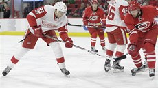 Detroitský útočník Tomáš Nosek (vlevo) v souboji o puk s Klasem Dahlbeckem z... Detroitský útočník Tomáš Nosek (vlevo) v souboji o puk s Klasem Dahlbeckem z...