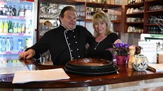 Žijí svou restaurací. Ludwig a Jana Westermairovi obětují svému podniku všechen... Žijí svou restaurací. Ludwig a Jana Westermairovi obětují svému podniku všechen...