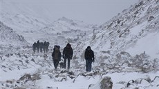 Horolezci míící do základního tábora pod Mount Everestem cestou sbírají...