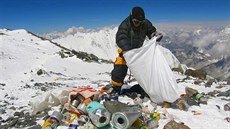 Šerpa uklízí ve výšce osm tisíc metrů odpadky po expedicích na Mount Everest. Šerpa uklízí ve výšce osm tisíc metrů odpadky po expedicích na Mount Everest.