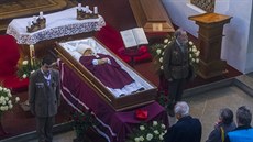 Lidé se v pátek loučili se zesnulým kardinálem Miloslavem Vlkem v kostele sv.... Lidé se v pátek loučili se zesnulým kardinálem Miloslavem Vlkem v kostele sv....