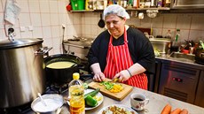 V nabídce je vždy jedna polévka, jedno hlavní jídlo, dezerty a chlebíčky.... V nabídce je vždy jedna polévka, jedno hlavní jídlo, dezerty a chlebíčky....