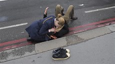ena pomáhá mui, kterého zranil útoník nedaleko budovy britského parlamentu....