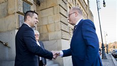 Námstek ministra prmyslu a obchodu Jií Havlíek (vlevo) vítá premiéra...