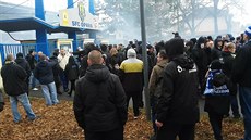 Policie se snažila zahnat chuligány zvukovým dělem Policie se snažila zahnat chuligány zvukovým dělem