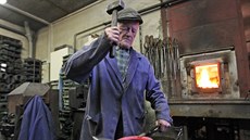 Miroslav Kalmus při kování podkovy ve své frenštátské kovárně. Miroslav Kalmus při kování podkovy ve své frenštátské kovárně.