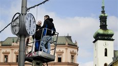 Na brněnském náměstí Svobody přibyly ke zdejšímu orloji tradiční hodiny s... Na brněnském náměstí Svobody přibyly ke zdejšímu orloji tradiční hodiny s...