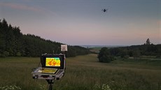 Identifikace zvěře před sklizní z dronu s termovizí při úsvitu. Identifikace zvěře před sklizní z dronu s termovizí při úsvitu.