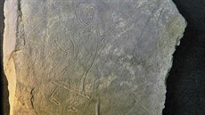 Přes tisíc let stará unikátní rytina muže s křížem nalezená při průzkumu... Přes tisíc let stará unikátní rytina muže s křížem nalezená při průzkumu...