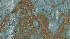 Snímek povrchu Europy ve zvýraznných barvách ukazuje bezpoet trhlina heben...