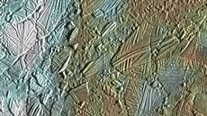 Detailní pohled na povrch Europy v oblasti s výrazn popraskanou krou. Zatímco...