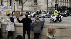 Lidé protestují proti brexitu u sídla britské premiérky Theresy Mayové