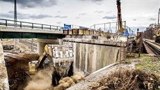 Kratší část starého mostu už stavební technika odstranila bez toho, aniž by... Kratší část starého mostu už stavební technika odstranila bez toho, aniž by...