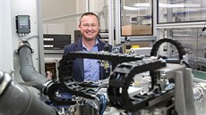 Martin Pazúr v kukani, jež bude součástí výrobní linky jedné z automobilových... Martin Pazúr v kukani, jež bude součástí výrobní linky jedné z automobilových...