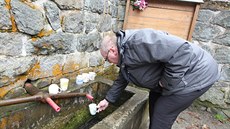 Pramen u svaté Anny je znečištěný. Navíc se na něm podepsalo sucho. Pramen u svaté Anny je znečištěný. Navíc se na něm podepsalo sucho.