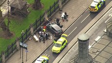 Muž vyzbrojený nožem nejprve najel u britského parlamentu autem do lidí a... Muž vyzbrojený nožem nejprve najel u britského parlamentu autem do lidí a...