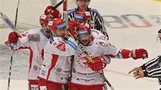 Tinecký Vladimír Dravecký se raduje z úvodního gólu zápasu s Chomutovem.