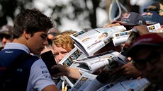 Lance Stroll rozdává autogramy ped závodem formule 1 v Austrálii.
