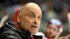 Vladimír Kýhos na střídačce Třince. Vladimír Kýhos na střídačce Třince.