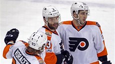 Jakub Voráček, Radko Gudas a Brandon Manning se radují z gólu Philadelphie. Jakub Voráček, Radko Gudas a Brandon Manning se radují z gólu Philadelphie.